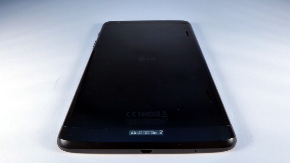 Die Rückseite des LG G Pad 8.3 besteht aus relativ glattem, aber dafür verwindungssteifem Aluminium.