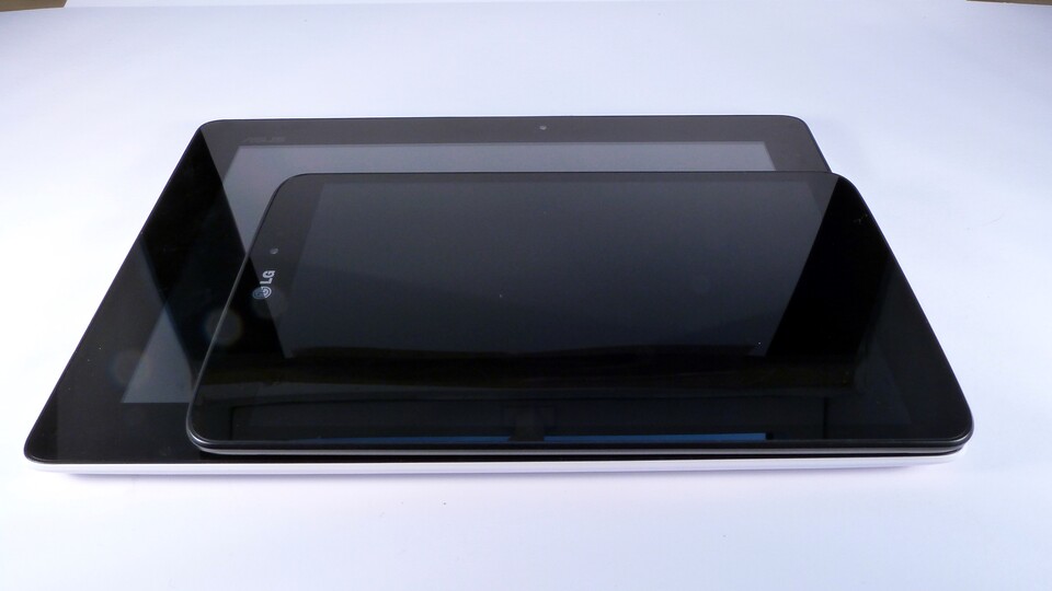 Das 10-Zoll-Tablet Memo Pad FHD 10 von Asus wirkt vor allem aufgrund des breiten Rahmens deutlich voluminöser als das LG-Tablet.