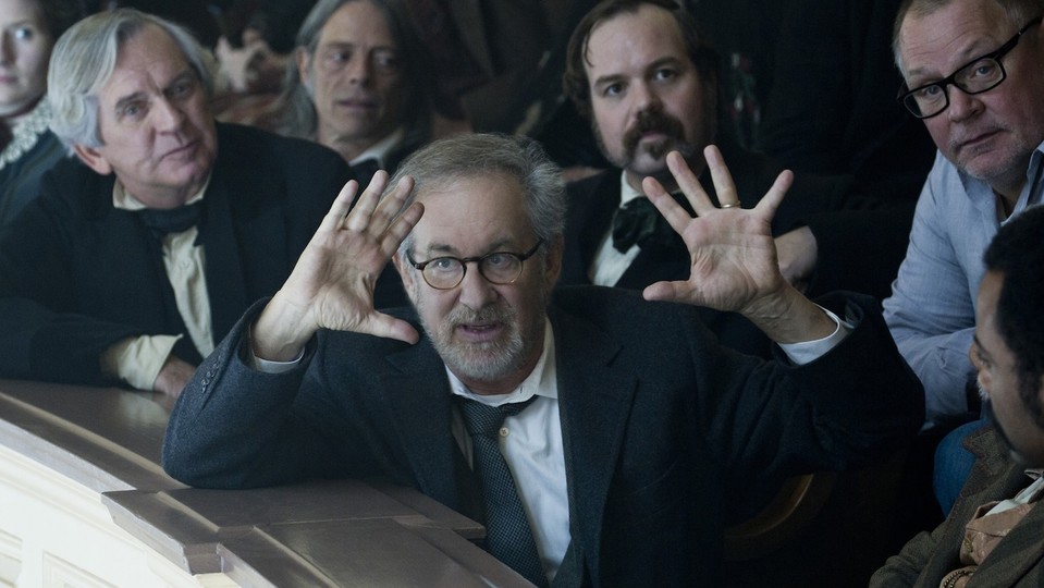 Regisseur Steven Spielberg am Set des Films und Oscar-Preisträger Lincoln.