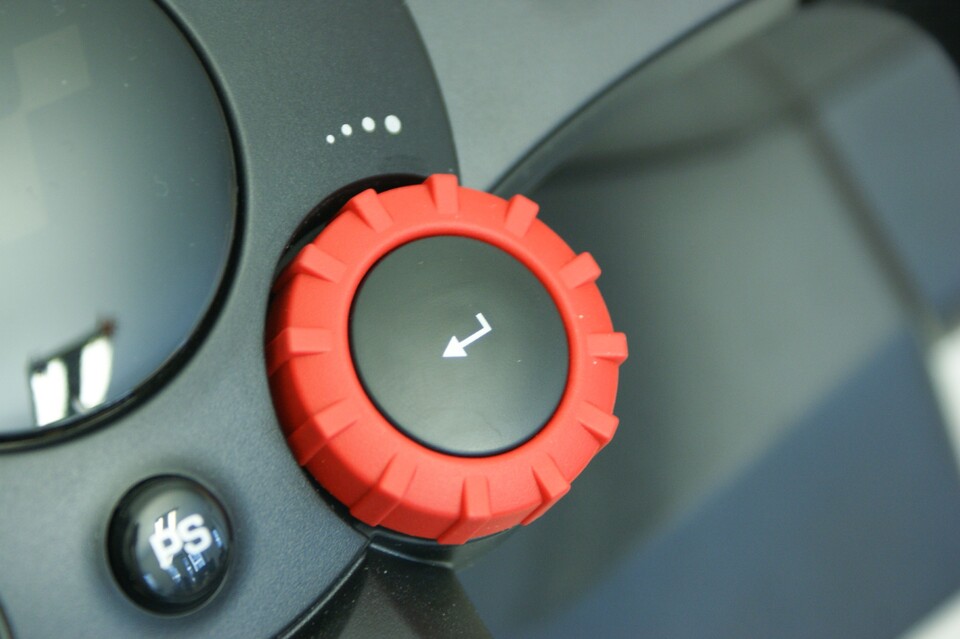 Wenn Spiele das Feature unterstützen, justieren Sie mit dem roten Rad unter anderem die Bremsintensität.