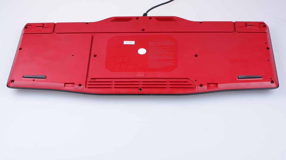 An der Rückseite hat Logitech Kabelführungen untergebracht, um beispielsweise Maus und Headsetkabel aufgeräumt zu verlegen.