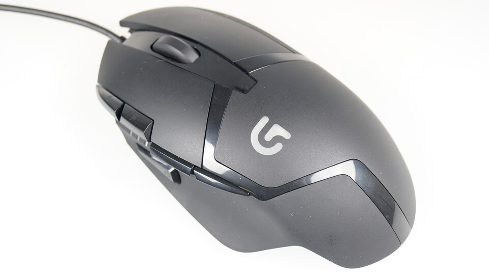 Die G402 Hyperion Fury ist wie die meisten Gaming-Mäuse von Logitech ergonomisch so geformt, dass Sie nur in rechte Hände passt.