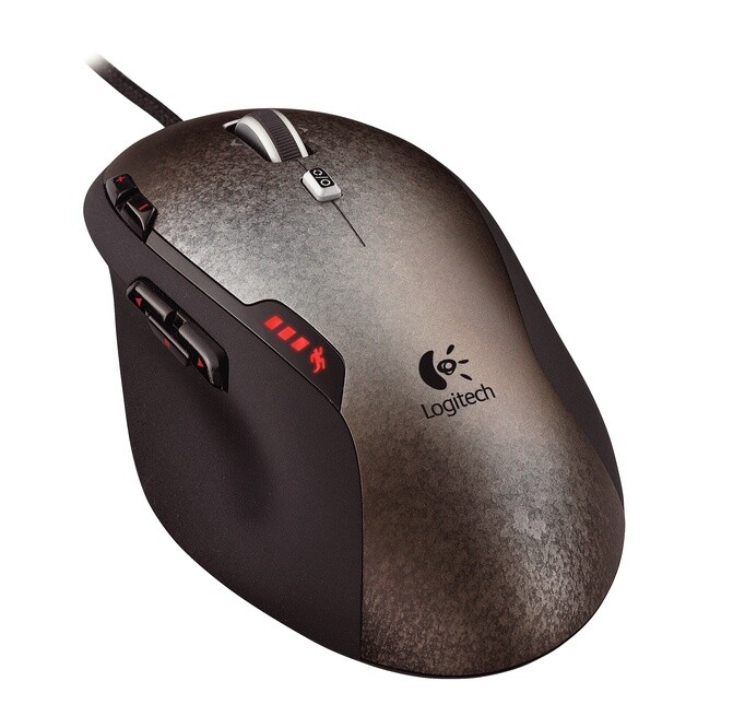 Die Logitech G500 hat eine angenehmere Daumenablage als die G5 und drei statt eine Seitentaste.