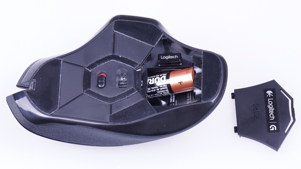 Eine Batterie reicht aus, um die G602 zu nutzen, der USB-Empfänger lässt sich sicher im Batteriefach transportieren. Über den Schalter links neben dem Sensor lässt sich die Maus ein- und ausschalten.