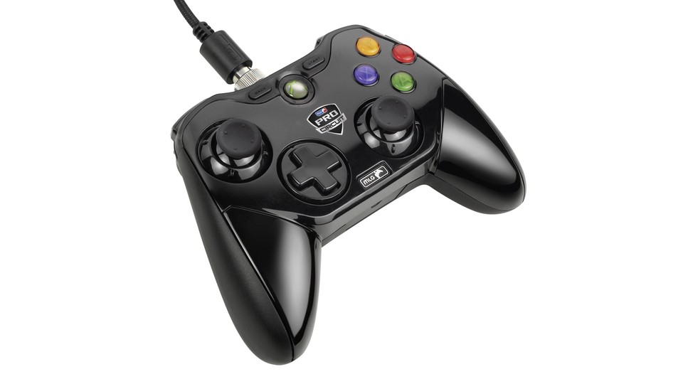 Die grundsätzliche Gehäuseform des Mad Catz MLG Pro Circuit Controllers orientiert sich stark an der des Xbox-360-Controllers.