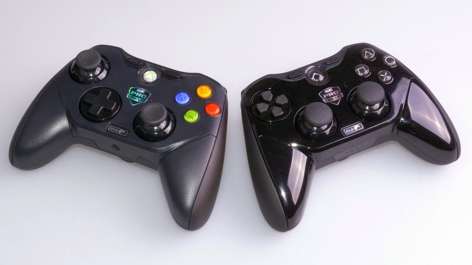 Sowohl die Playstation-3- als auch die Xbox-360-Variante sind sehr hochwertig verarbeitet. Nur die 360-Variante funktioniert auch am PC, ansonsten beschränken sich die Unterschiede auf die Tastenbeschriftungen.
