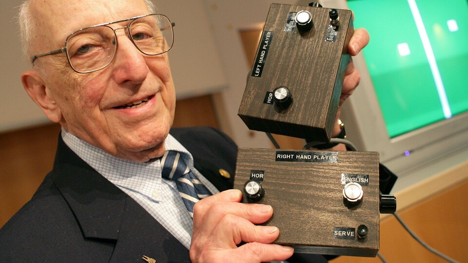 Ralph Baer mit dem Brown-Box-Prototyp der ersten Konsole der Welt.