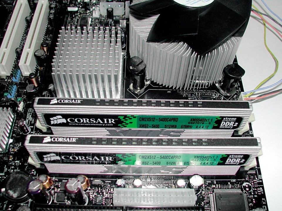 Ob P4-Boards mit DDR2-667-RAM laufen, prüfen wir mit Corsair XMS Proseries PC5400-RAM.