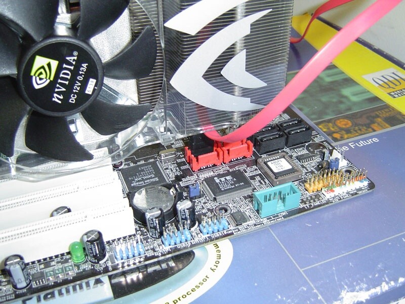 Auf dem A8N-SLI Premium des gleichen Herstellers blockiert die 7900 GTX vier Serial-ATA-Plattenanschlüsse