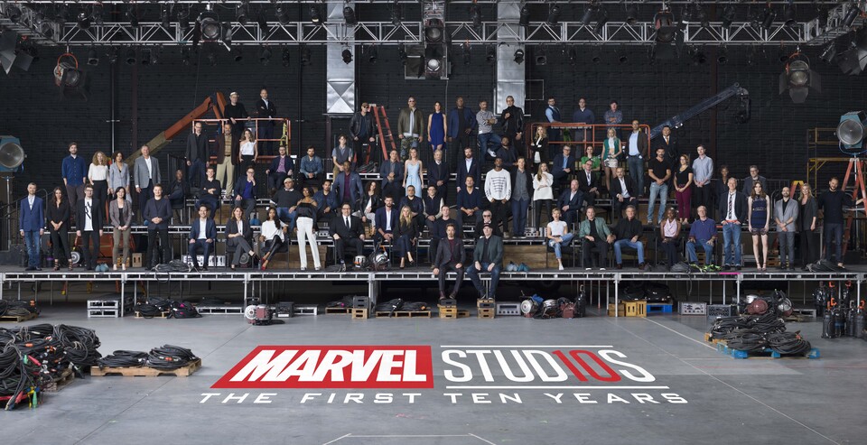 Marvel feiert 10 Jahre MCU mit einem gigantischen Klassentreffen. Zoomt rein und entdeckt viele bekannte Stars.
