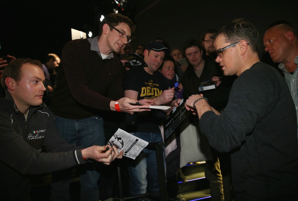 Matt Damon gibt beim Fanevent zu Elysium in Berlin Autogramme.
