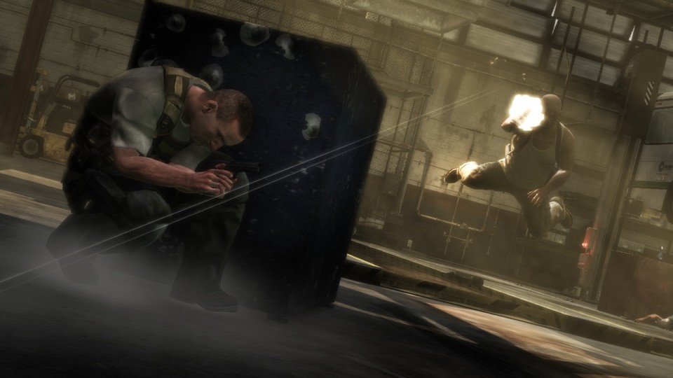 Max Payne 3 hat zwar ein Deckungssystem, aber ohne die mittlerweile übliche Selbstheilungsfunktion liegt der Schwerpunkt weiterhin ganz klar auf »Run and Gun«.