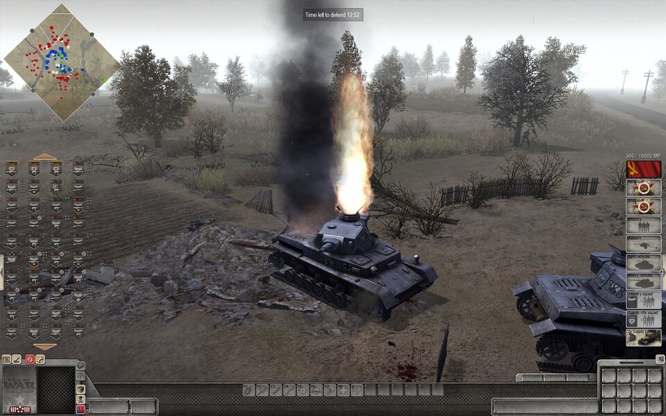 Dieser Panzer IV explodiert spektakulär mit einer Flammenfontäne aus dem Turm. Wahrscheinlich wurden die Munitionsvorräte getroffen. Von der Besatzung ist nichts zu sehen.