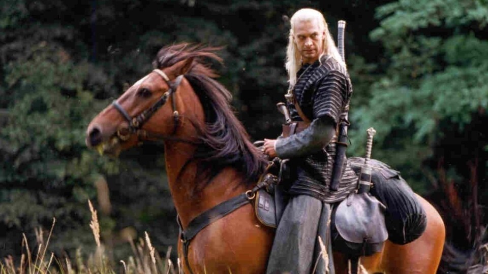 Michal Zebrowski als Geralt in der ersten Witcher-Serie mit einem Silberschwert am Sattel.