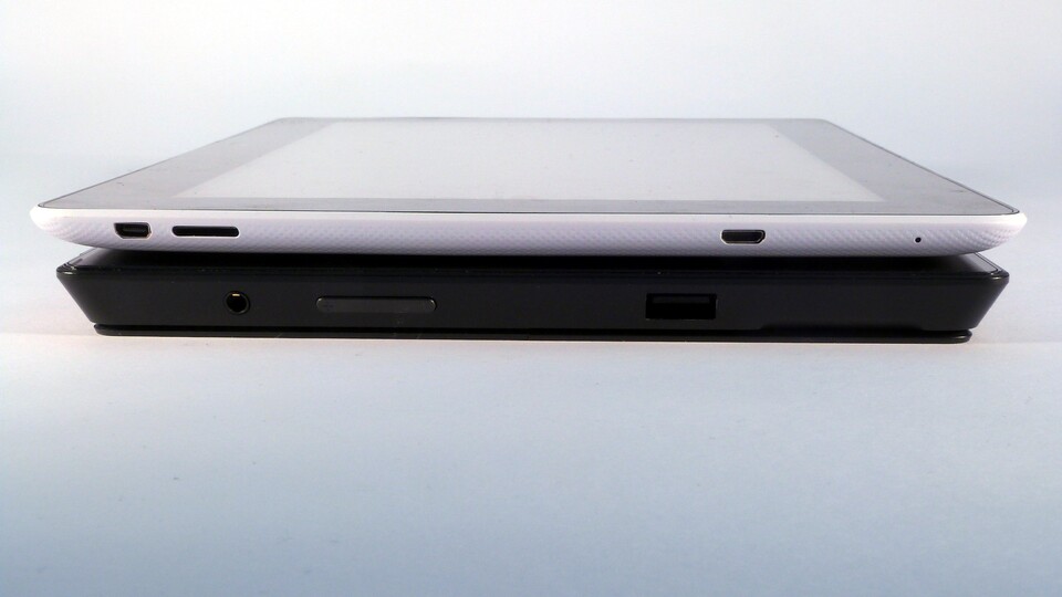 Schon im Vergleich zum Asus Memo Pad FHD 10 ist das Surface pummelig - das iPad Air ist noch einmal deutlich schmaler und handlicher.