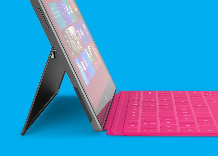 Das Microsoft Surface RT (im Bild) ist deutlich schmaler als das Pro.