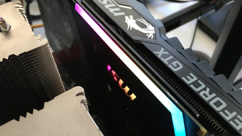 Die RGB-Beleuchtung kommt auf der Backplate und der Seite gut und dabei dezent zur Geltung. Die Kühlerabdeckung ist wie von MSI gewohnt mit roten LEDs bestückt.