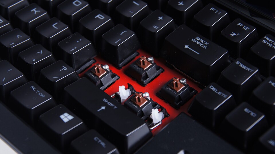 Die mechanische Tastatur stammt vom Hersteller SteelSeries, der wiederum die bekannten MX-Schalter von Cherry verwendet. In der braunen Variante sind sie vergleichsweise leise und mit eher geringem Widerstand auslösbar. 