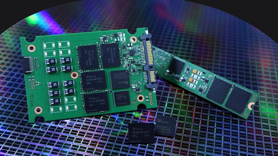 SSDs sind schnell geworden, PCIe Gen5-SSDs übertragen bereits so viele Megabyte pro Sekunde wie vor gar nicht langer Zeit der Hauptspeicher. Trotzdem gibt es gravierende Unterschiede zwischen den Speichertypen, so dass SSDs nicht als vollwertiger RAM-Ersatz fungieren können.