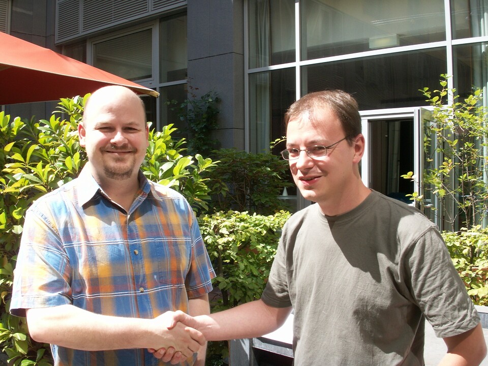 Producer John Doyle (links) im Gespräch mit GameStar-Redakteur Christian Merkel (rechts).