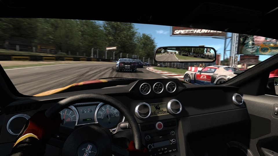 Need for Speed-Premiere: Die hochdetaillierten Cockpits werden dynamisch beleuchtet, die Hände und Füße des Piloten sind vollständig animiert. 