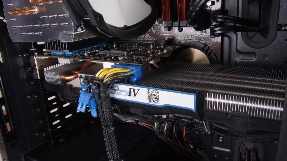 Eine ungewöhnliche Mischung: Die Platine der GTX 970 im PC von Nenotec ist nur 17 Zentimeter lang, der darauf montierte Kühler von Arctic Cooling misst dagegen fast 30 Zentimeter.