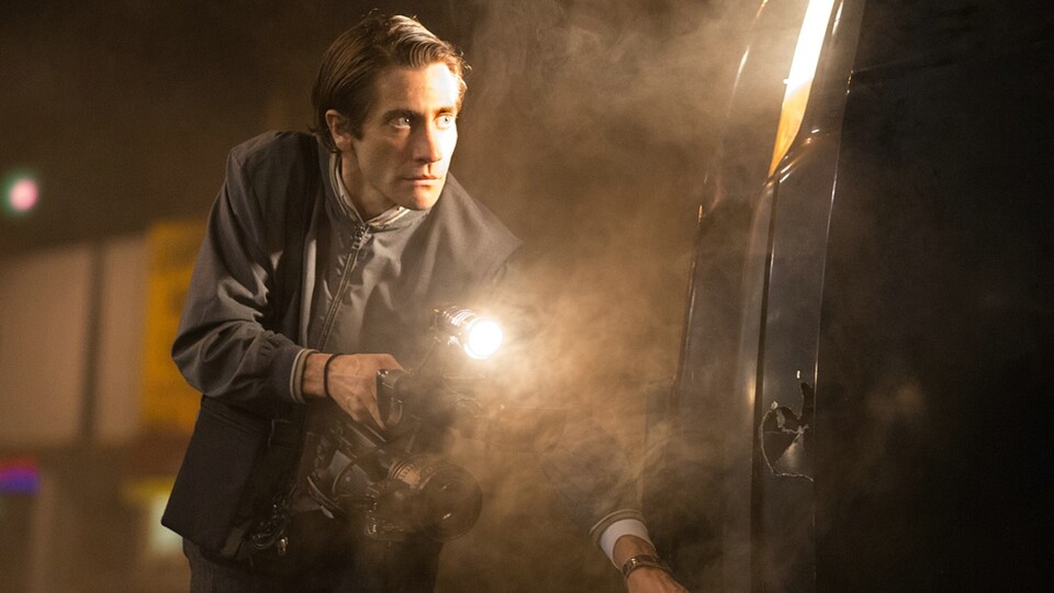 Jake Gyllenhaal wird in Nightcrawler immer tiefer in die Medien bestimmende Welt aus Gewalt und Verbrechen gezogen.