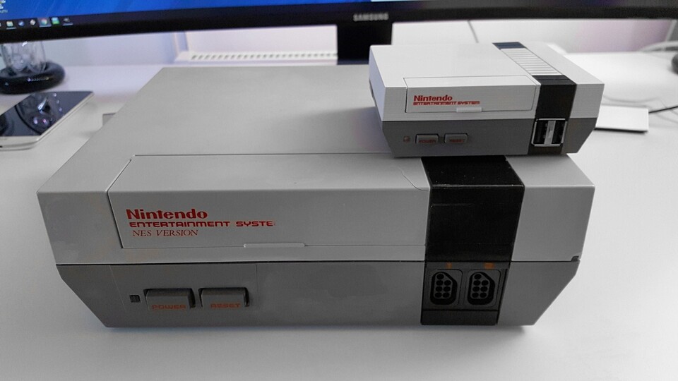 Ein Nintendo-Fan hat seine eigene Version des Nintendo Classic Mini gebaut: Die sogenannte NESPi - Mini NES Classic Raspberry Pi Games Console. Hier im Größenvergleich mit dem Original-NES.