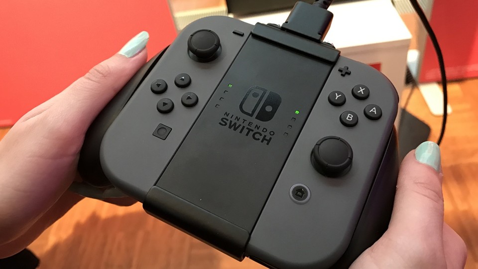 Durch die speziellen Grips für die Joy-Cons der Nintendo Switch haben wir einen großen Controller.