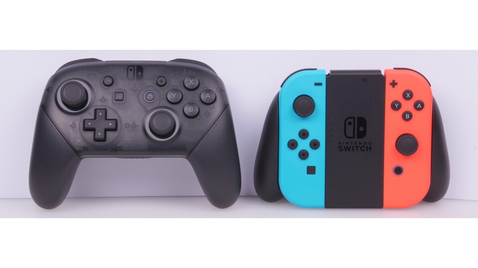 Der Pro Controller (links) ist durch die größeren Bedienelemente mit knackigeren Druckpunkten besser zum Spielen geeignet als die Joy-Cons in der Halterung (rechts). Er gehört allerdings nicht zum Lieferumfang der Switch und soll satte 70 Euro kosten!