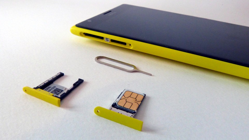 Micro-SD und Nano-SIM verbergen sich hinter Klappen, die per beiliegendem Werkzeug zu öffnen sind.