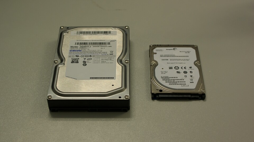 Notebook-Festplatten (rechts) sind kompakter als die in Desktop-Rechnern üblichen.