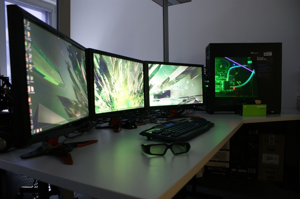 Knapp 4.000 Euro kostet unser Testsystem für Nvidias 3D Vision Surround mit drei Monitoren und einem wassergekühlten PC.