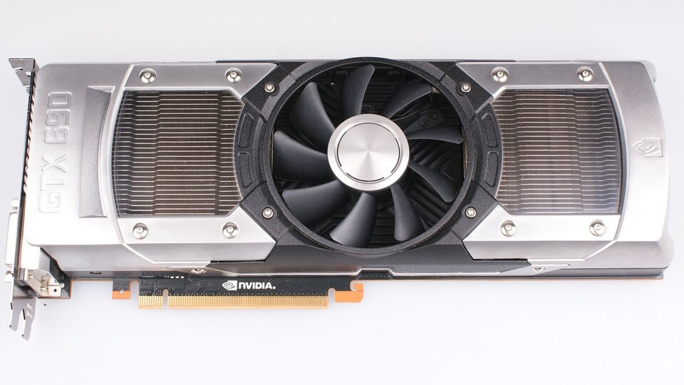 Mit 28 cm Länge überragt die Geforce GTX 690 eine GTX 680 nur um 2,5 Zentimeter, besitzt aber gleich zwei GTX-680-Grafikchips.