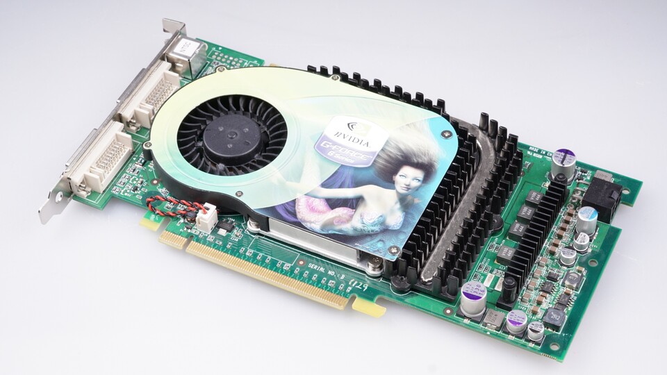 Die Geforce 6800 GT mit NV40-Chip taktet mit 350 MHz und besitzt 256 MByte GDDR3-Videospeicher. Im Vergleich zum Topmodell ist sie nur wenig langsamer, aber mit 400 Euro deutlich günstiger zu haben als die 500 Euro teure 6800 Ultra.