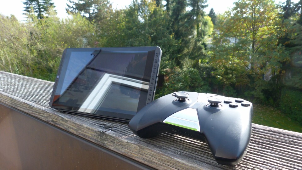 Über Nvidias GameStream-Funktion können Sie PC-Titel wie Borderlands 2 auf dem Balkon via Shield Tablet spielen. Die starken Reflexionen des Display trüben den Spielspaß im Hellen allerdings deutlich.