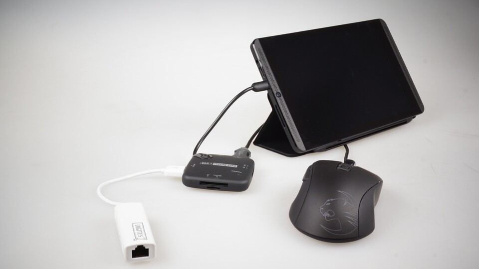 Mit einem solchen Micro-USB-Hub können Sie das Tablet über einen passenden Adapter per LAN an Ihren Router anschließen, auch Maus, Tastatur und PC-Gamepad lassen sich so zur Steuerung nutzen.