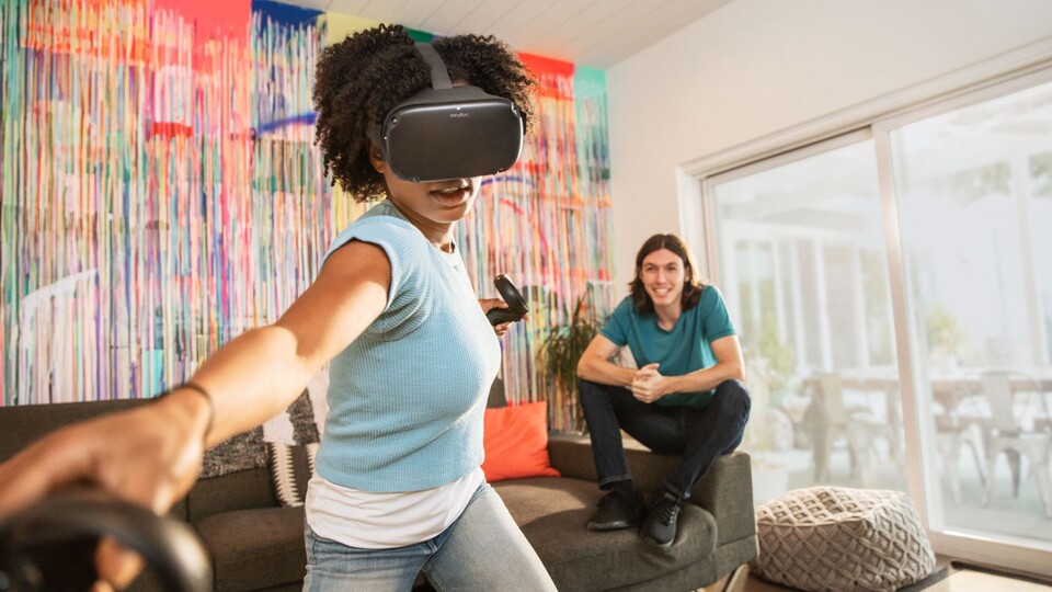 Das am flexibelsten nutzbare VR-Headset ist die Oculus Quest: Neben dem reinen Mobilbetrieb mit hauseigenen Spielen unterstützt es auch PC-VR mittels Link-Kabel.