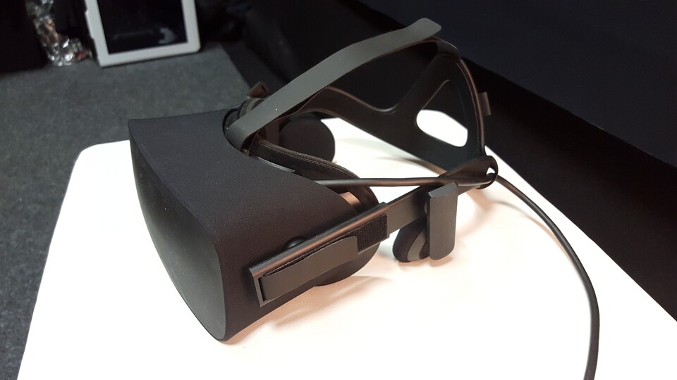 Die Consumer-Version der Oculus Rift kostet 699 Euro (599 Dollar) und kann ab sofort über den Online-Shop vorbestellt werden.