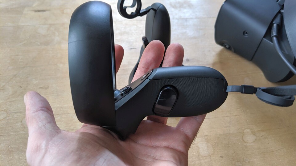 Oculus Rift S Controller: Keine große Umstellung für Oculus-Nutzer und auch für Neueinsteiger gut zu handhaben.