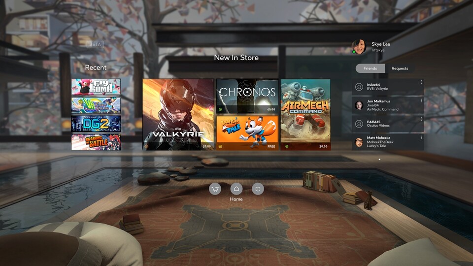 Während die Vive Steams VR-Plattform als direkte Anlaufstelle für Inhalte und Spiele nutzt, besitzt die Oculus Rift für exklusive Titel eine eigene Oberfläche und versetzt uns dabei in ein luxuriöses Wohnzimmer. 