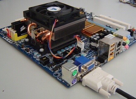 Die Radeon HD3200 auf Gigabytes MA78GM-S2H bietet einen VGA-, DVI- und HDMI-Ausgang.