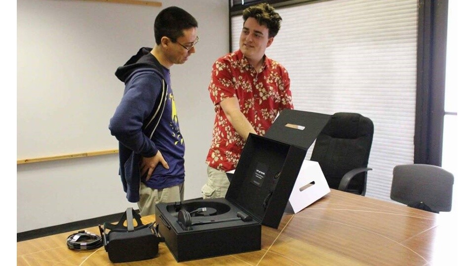 Palmer Luckey (rechts) bei der Auslieferung der ersten Oculus Rift. Nun hat der Oculus-VR-Gründer reichlich Ärger am Hals. 