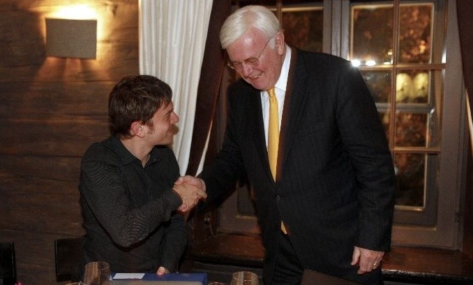 Pat McGovern überreicht Heiko Klinge sein Geschenk zur zehnjährigen Betriebszugehörigkeit bei seinem letzten Besuch in Deutschland, 2010.