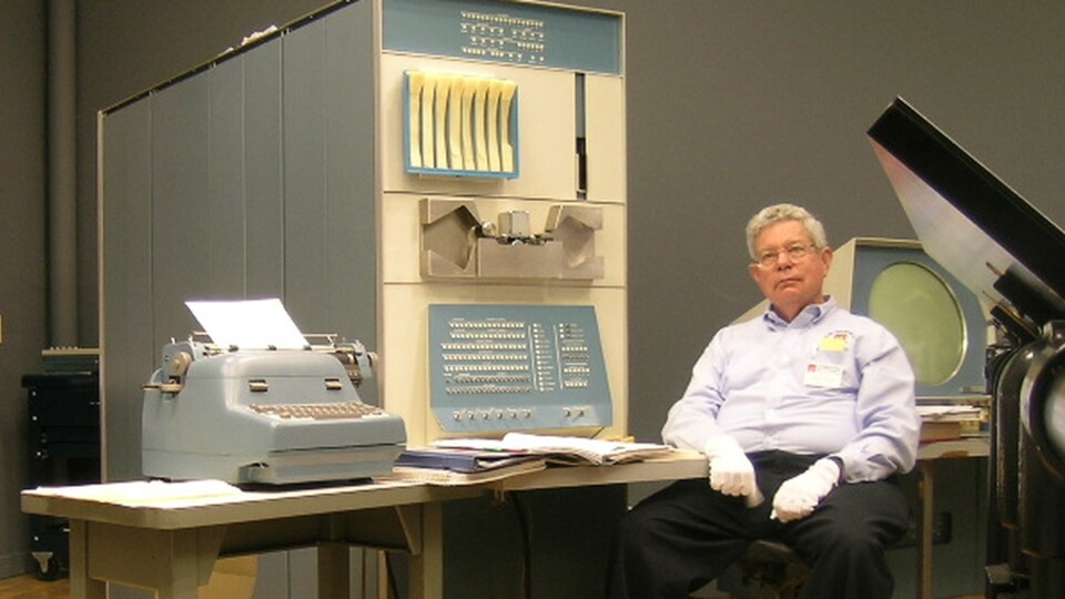 Ein PDP-1-Minicomputer, hier mit dem Spacewar-Schöpfer Steve Russell. (Bild: Alex Handy (CC BY-SA 2.0), Wikimedia Commons)