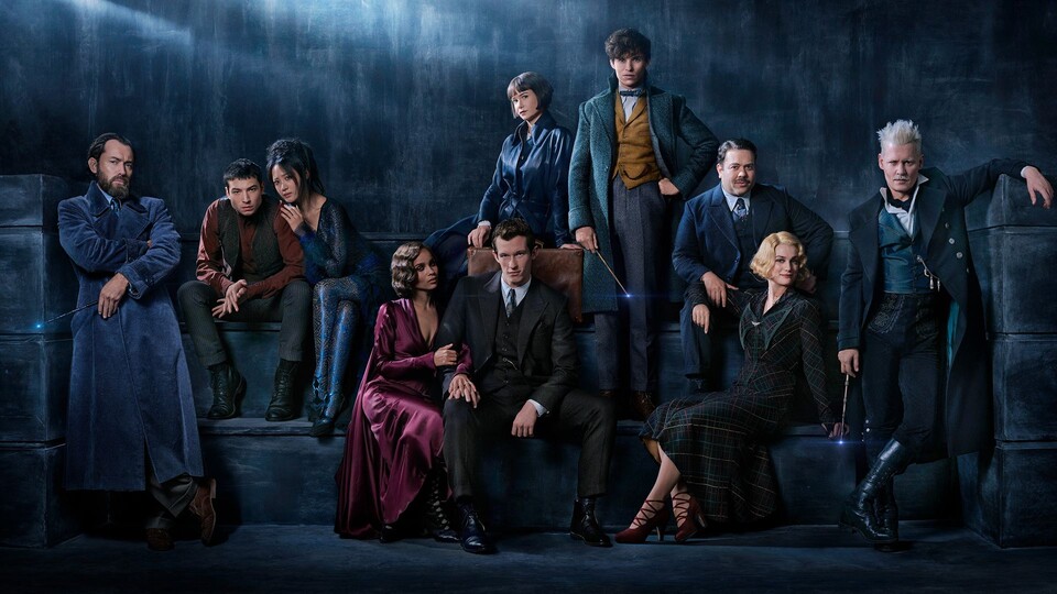 Die Besetzung zu Phantastische Tierwesen 2 mit Eddie Redmayne als Newt, Johnny Depp als Grindelwald (rechts) und Jude Law als junger Zauberer Albus Dumbledore (links). 