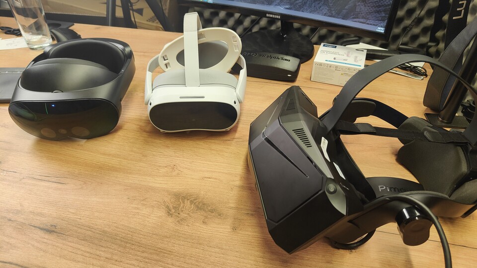 Drei eher selten gesehene VR-Brillen auf einem Haufen: Meta Quest Pro, Pico 4 und Pimax Crystal.