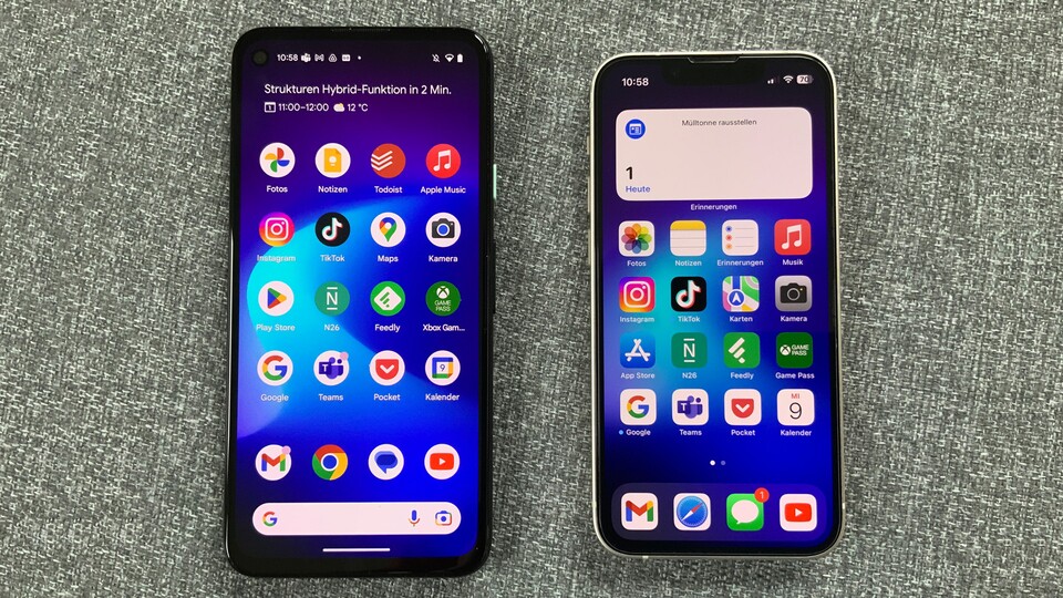 Das iPhone 13 mini (rechts im Bild) ist deutlich kleiner als viele anderen Handys.