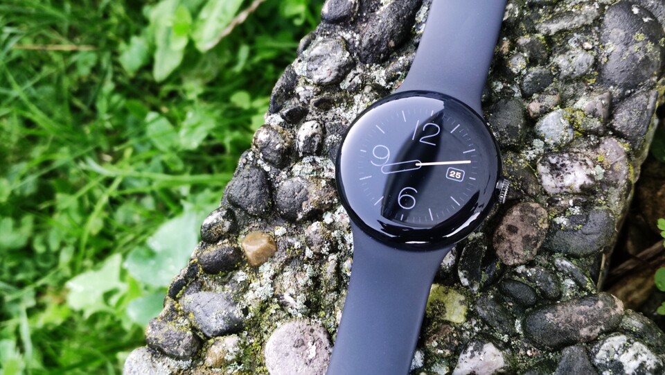Der Nachfolger der Pixel Watch könnte mit hoher Akkulaufzeit glänzen.