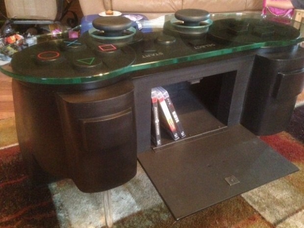 Diesen speziellen Tisch on Form eines PlayStation-3-Controllers hat der US-Amerikaner Scott Blackwell gebaut.